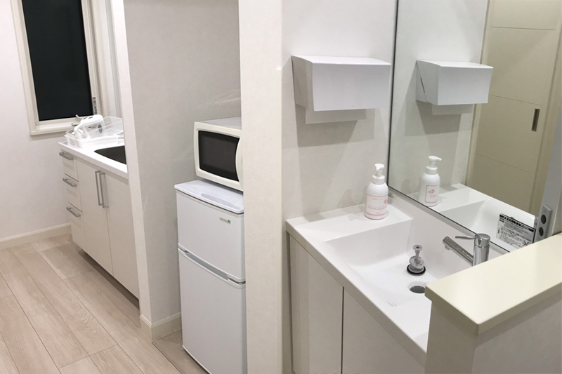 スタッフ専用の冷蔵庫、シンク、休憩室も完備